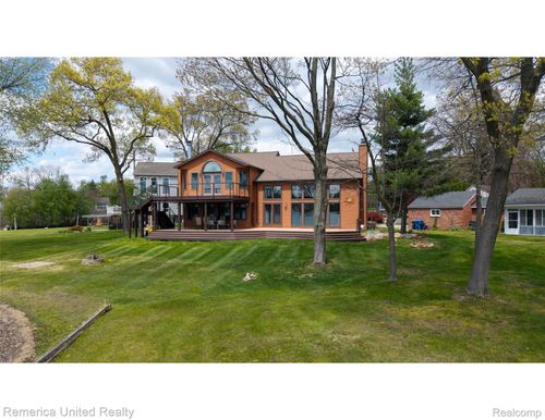 4533 Horseshoe Dr, Waterford, MI, 48328-1150 | Card Image