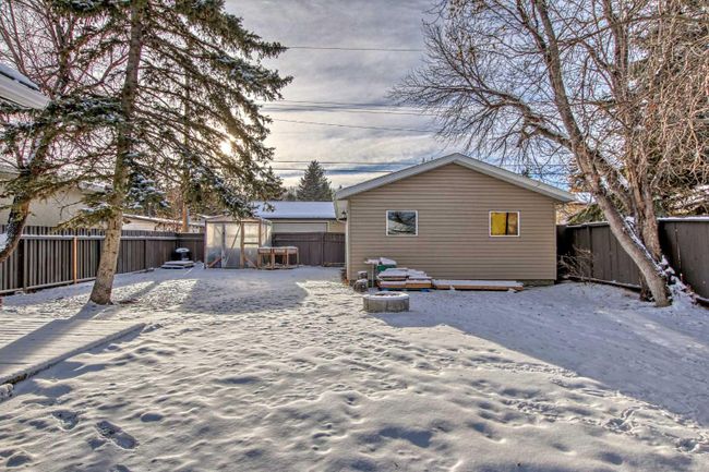 8815 36 Avenue Nw, Home with 3 bedrooms, 1 bathrooms and 4 parking in Calgary AB | Image 33