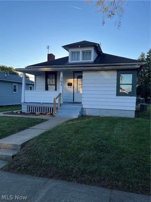 751 Larzelere Ave, Zanesville, OH, 43701-5206 | Card Image
