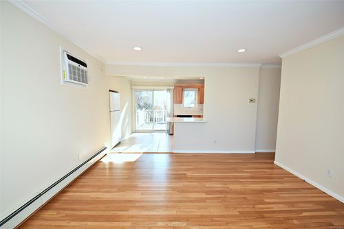 28 Karen St, Babylon, NY, 11704-6806 | Card Image