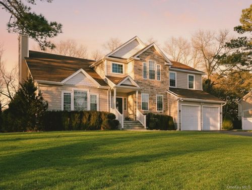 31 Ferraro Dr, Holbrook, NY, 11741-5321 | Card Image