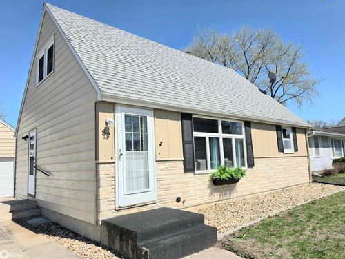 82 Sunny Cir, Mason City, IA, 50401-6650 | Card Image