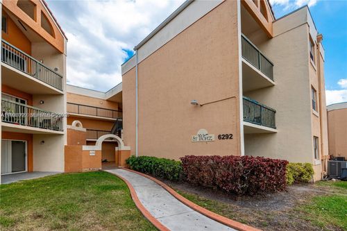 apt-214-6292 Nw 186th St, Hialeah, FL, 33015-6051 | Card Image