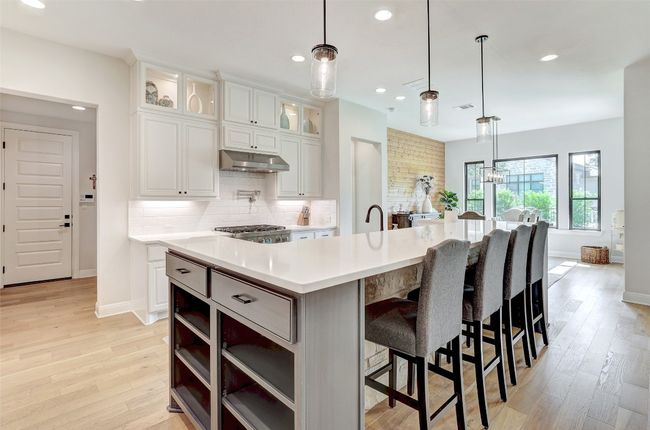 Kitchen with backsplash, recessed lighting | Image 10