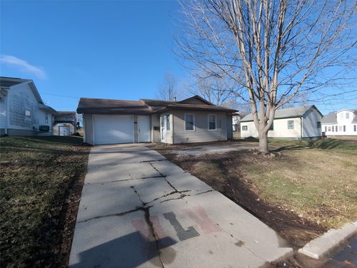 611 Washington St, Victor, IA, 52347-7783 | Card Image