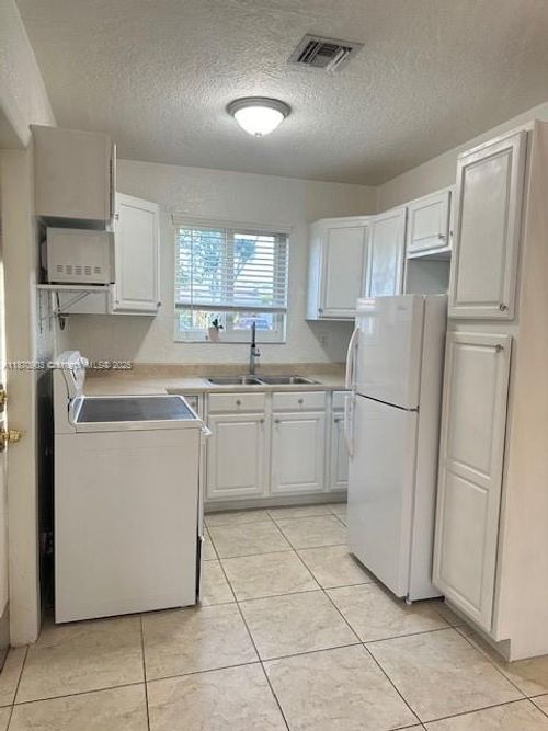 6840 Cody St, Hollywood, FL, 33024-2818 | Card Image
