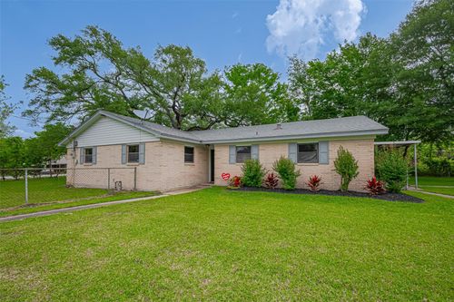 111 N 11th St, Highlands, TX, 77562-3512 | Card Image