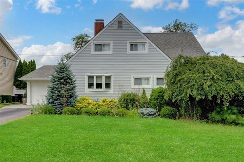 50 Pilgrim Ln, Westbury, NY, 11590-6217 | Card Image