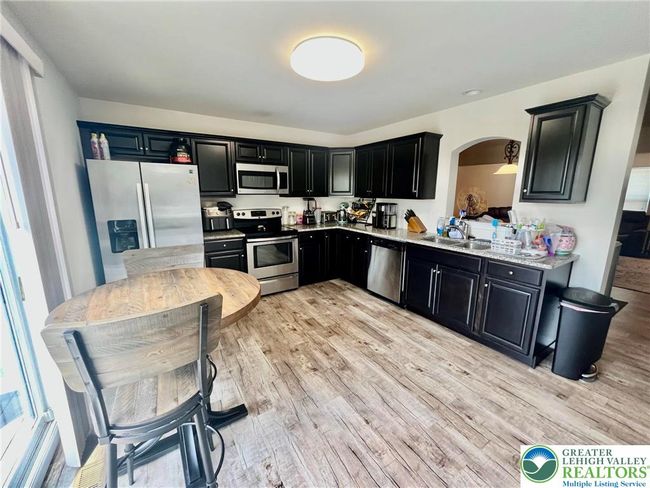 630 Lehigh Gap St, Townhouse with 3 bedrooms, 3 bathrooms and null parking in WALNUTPORT PA | Image 4