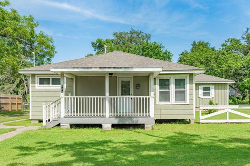 824 Elm St, Clute, TX, 77531-3802 | Card Image