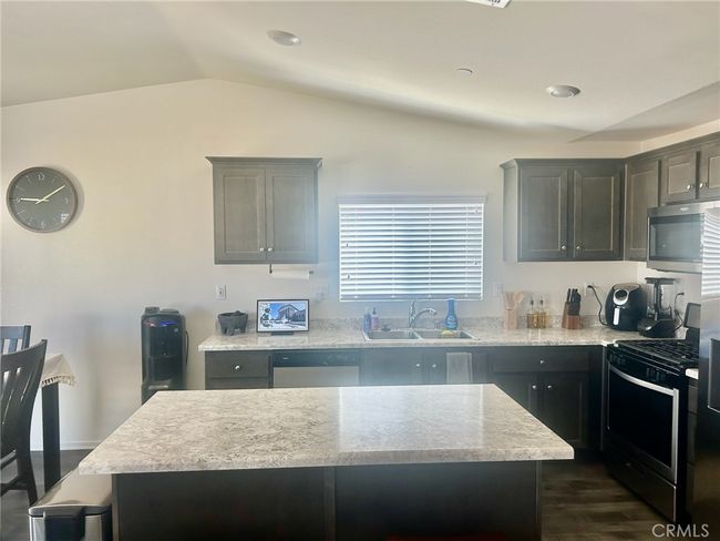 10338 Saddleback Dr, House other with 3 bedrooms, 2 bathrooms and 2 parking in Adelanto CA | Image 15