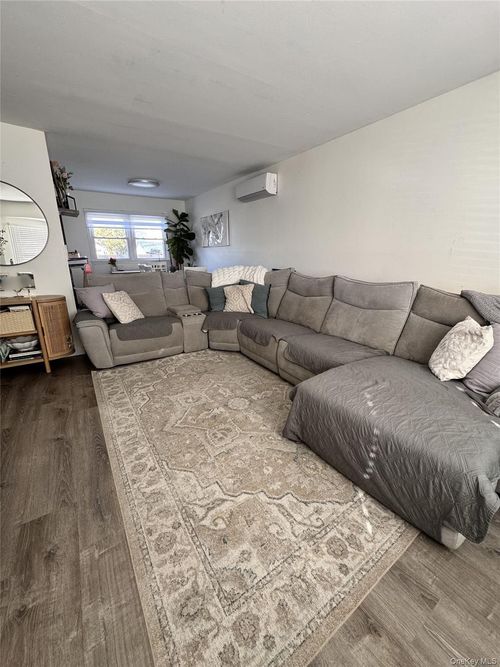 140 21st St, Wheatley Heights, NY, 11798-2209 | Card Image