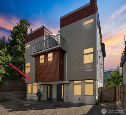 3940 1st Ave Ne, Seattle, WA, 98105 | Card Image