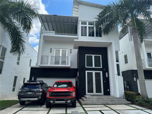 8272 Nw 33rd Ter, Doral, FL, 33122-1995 | Card Image