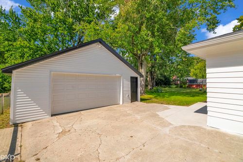 303 N Kennefic St, Yale, MI, 48097-2938 | Card Image