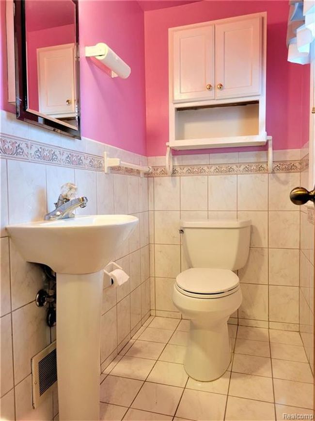 powder room on 1st floor | Image 27