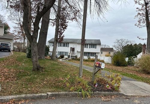 11 Bell Ct, Ronkonkoma, NY, 11779-4542 | Card Image