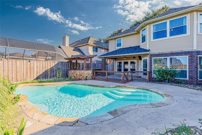 This sparkling pool is ready for all of your summer parties! | Image 41