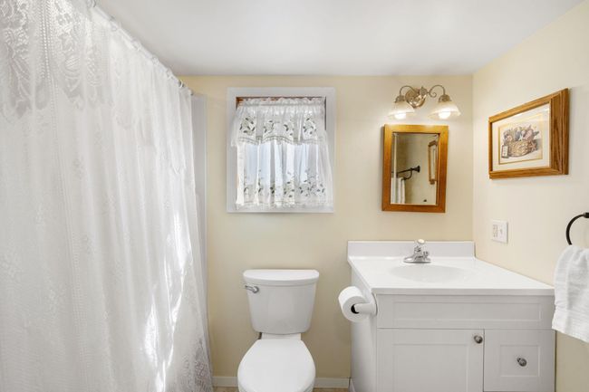Upper level full bath | Image 31