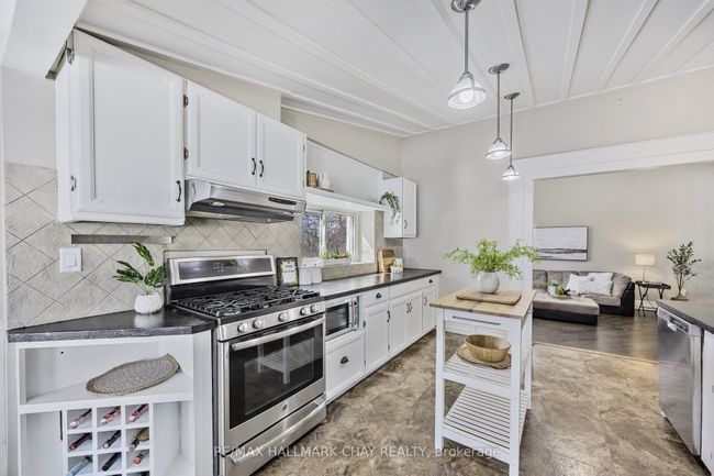 7913 Main St, House other with 3 bedrooms, 2 bathrooms and 4 parking in Adjala Tosorontio ON | Image 9
