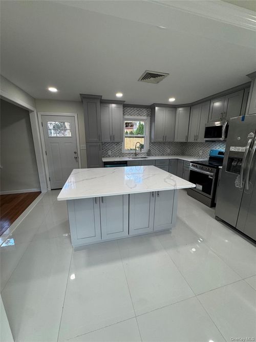 381 Grace St, Holbrook, NY, 11741-2907 | Card Image