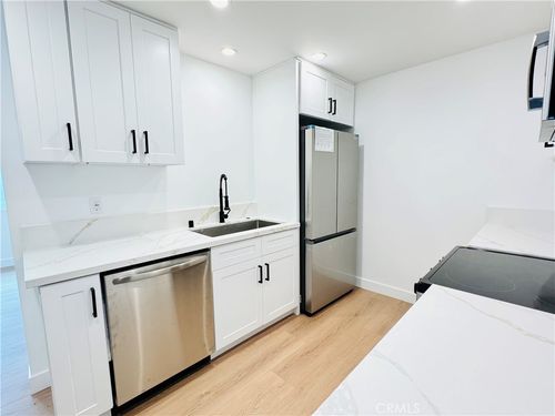 6860 Aura Ave, Reseda, CA, 91335-3719 | Card Image