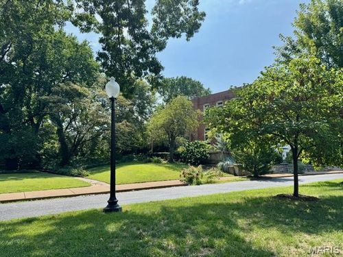 8 Benton Pl, Saint Louis, MO, 63104-2479 | Card Image