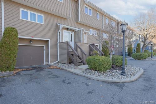 75 Village Grn, Bardonia, NY, 10954-2038 | Card Image