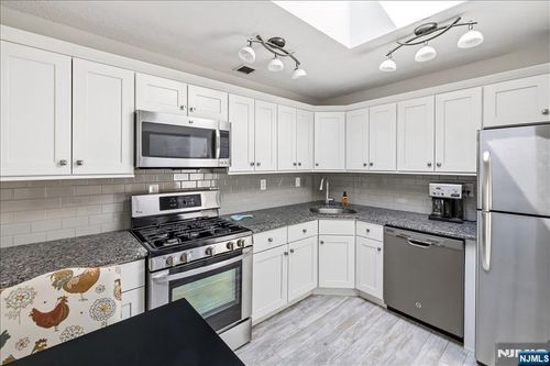 1150 River Rd, Edgewater, NJ, 07020-1334 | Card Image