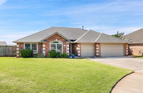 912 Ne 25th Ct, Moore, OK, 73160-9552 | Card Image