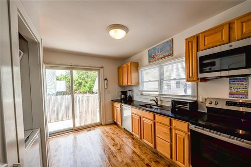 b-125 Oak St, Islip, NY, 11751-2809 | Card Image