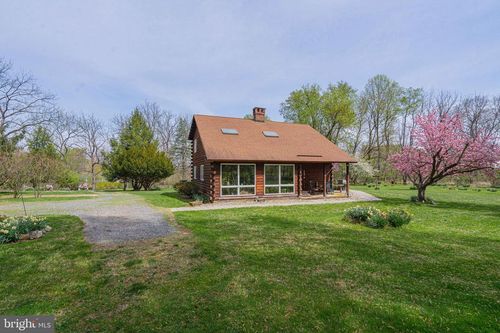 1672 Station Ave, CENTER VALLEY, PA, 18034-8719 | Card Image