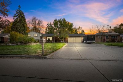 5476 Mansfield Avenue, Home with 5 bedrooms, 3 bathrooms and null parking in Sterling Heights MI | Image 1