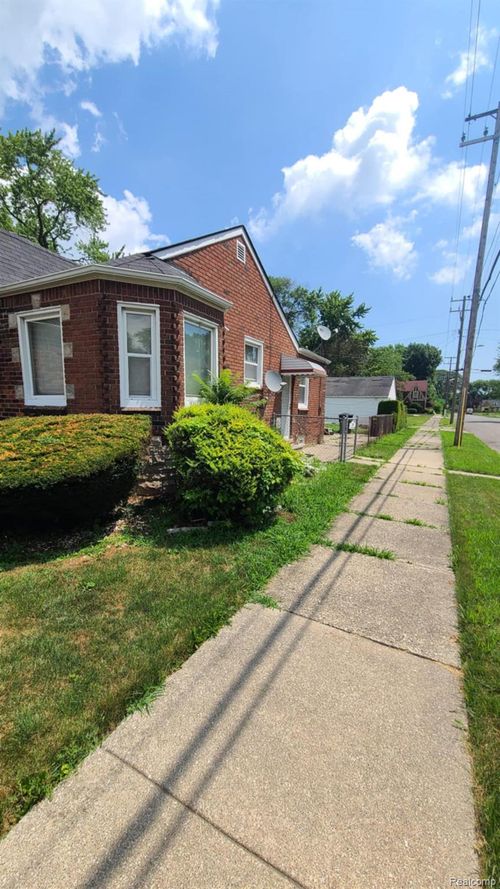 9700 Wayburn St, Detroit, MI, 48224-2817 | Card Image