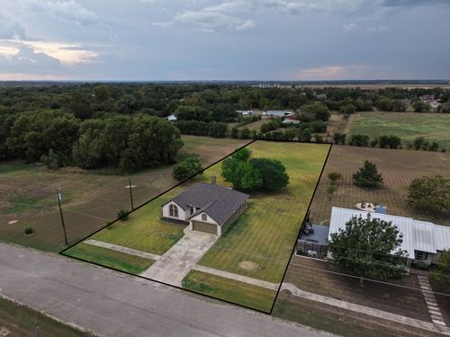 84 Thomas Dr, Martindale, TX, 78655-3899 | Card Image
