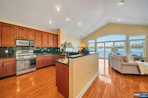 35 Lydia Dr, Guttenberg, NJ, 07093-8366 | Card Image