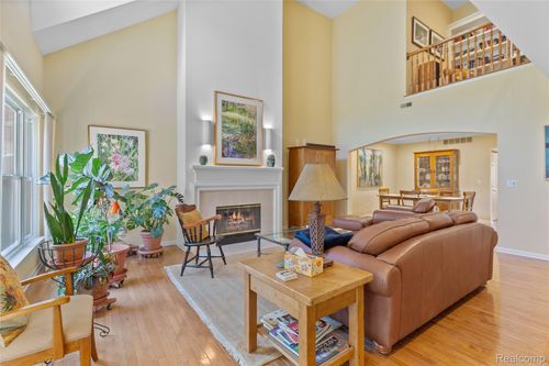 130 Tiffany Ln, Royal Oak, MI, 48067-3272 | Card Image