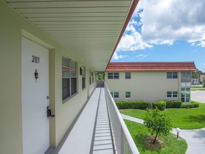 203 - 102 Royal Oak Dr, Condo with 1 bedrooms, 1 bathrooms and null parking in Vero Beach FL | Image 2