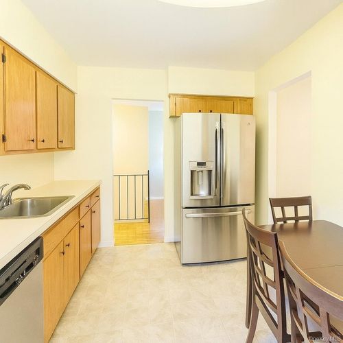 11 Pearl St, Holbrook, NY, 11741-4717 | Card Image