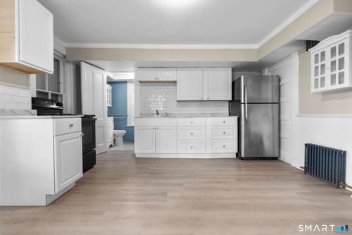 18 Hobart St, Meriden, CT, 06450-2700 | Card Image