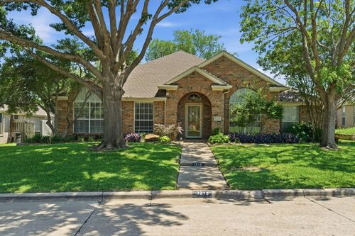 1213 Holly Hill Dr, Grand Prairie, TX, 75052-6849 | Card Image