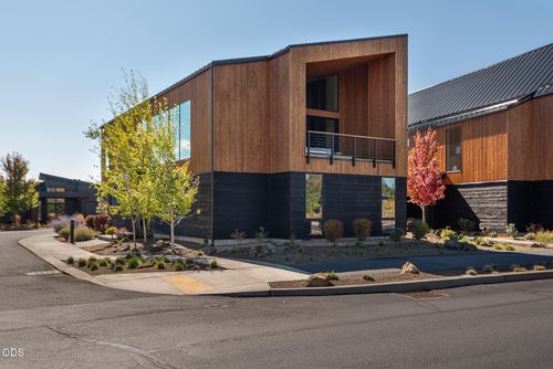 19332 Outrider Loop, Bend, OR, 97702-3689 | Card Image