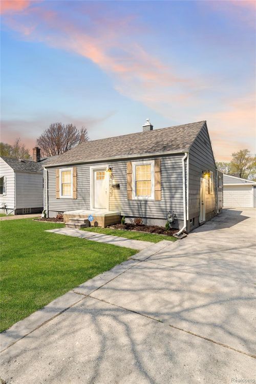 20075 Washtenaw St, Harper Woods, MI, 48225-2225 | Card Image