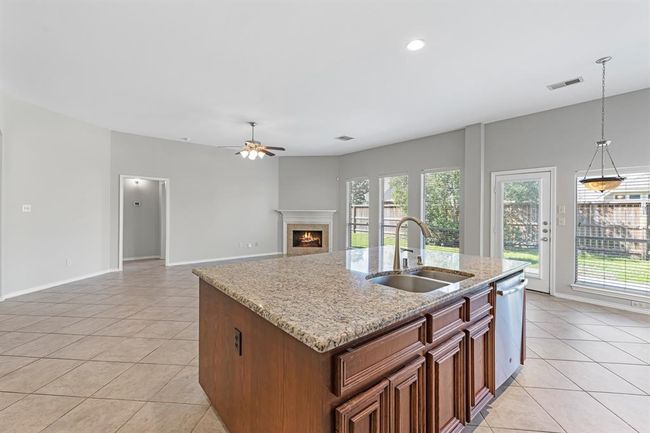 13703 Evening Wind Dr, House other with 4 bedrooms, 3 bathrooms and 2 parking in Pearland TX | Image 12