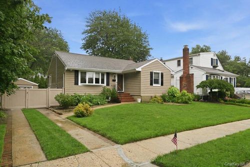 195 Scarcliffe Dr, Malverne, NY, 11565-1051 | Card Image