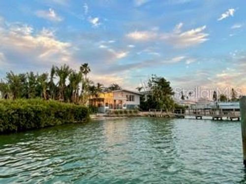712 Sunset Cv, MADEIRA BEACH, FL, 33708-2385 | Card Image