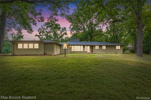 3988 Lakeland Ln, Bloomfield Hills, MI, 48302-1329 | Card Image