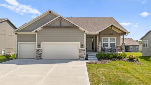1523 Sw Arbor Valley Dr, Lee's Summit, MO, 64082-4200 | Card Image