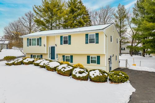 9 Michele Ct, Middletown, NY, 10941-2006 | Card Image