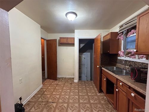 6760 Warwick St, Detroit, MI, 48228-3417 | Card Image